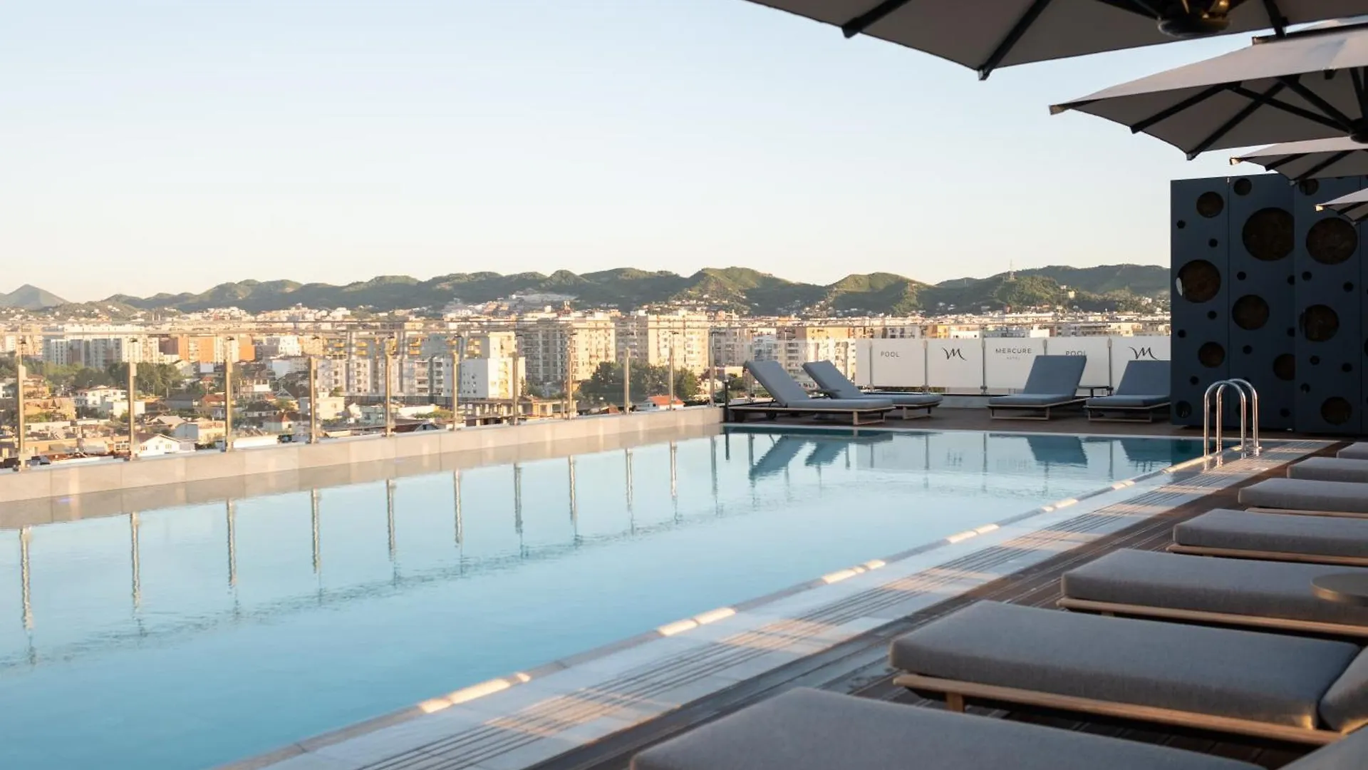 **** Szálloda Mercure Tirana Albánia