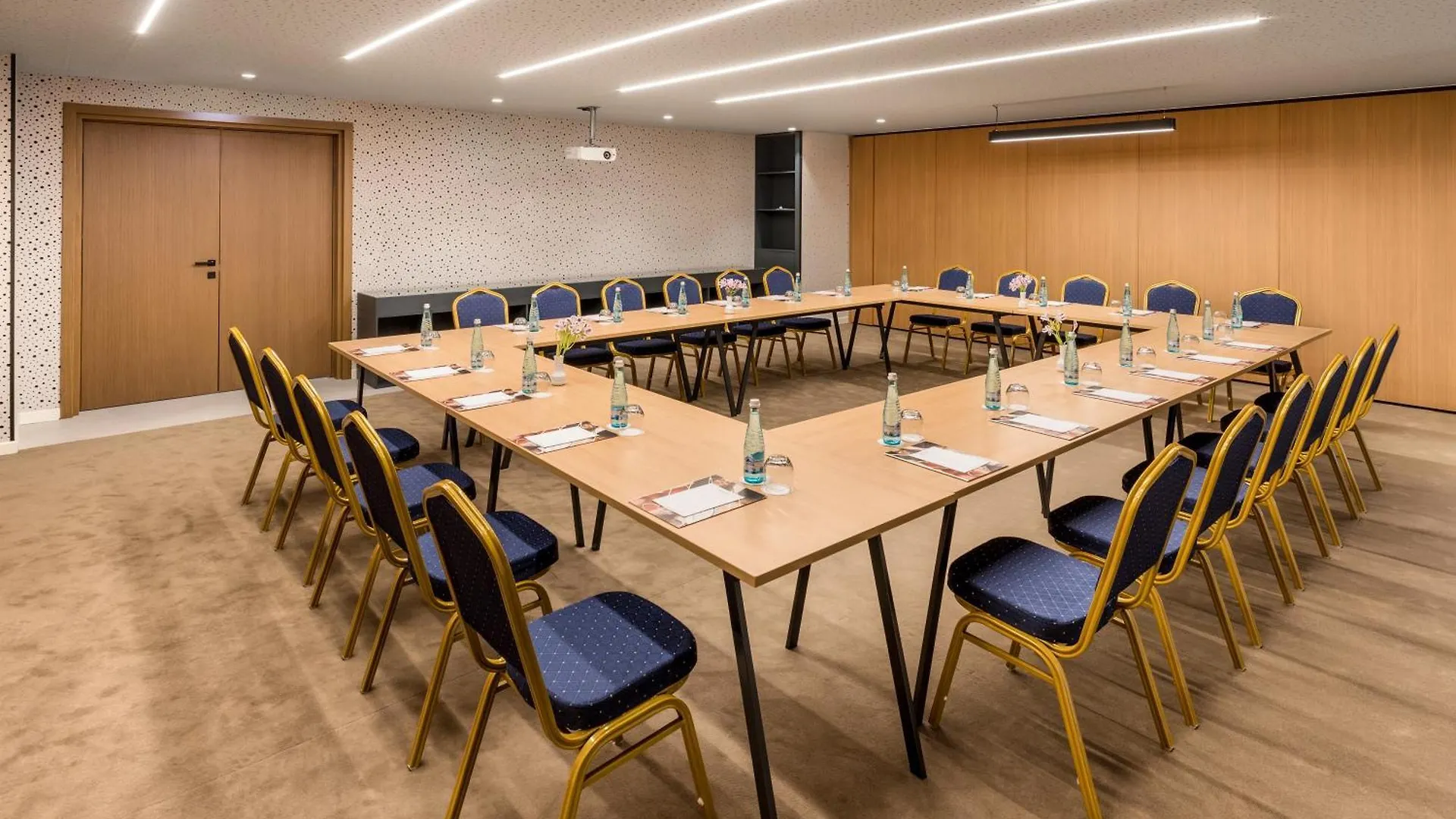 **** Szálloda Mercure Tirana Albánia